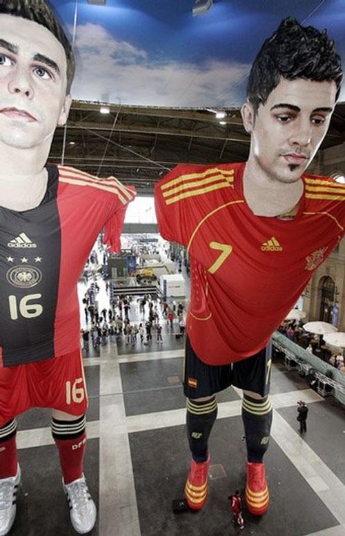 Гигантские футболисты разместились на вокзале Цюриха