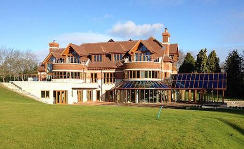 Топ-10 самых дорогих домов звезд футбола