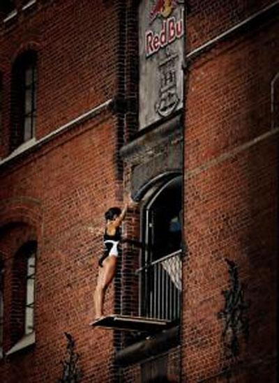 На улицах Гамбурга спортсмены прыгали в бездну