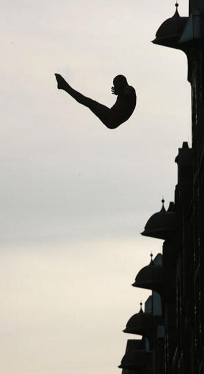 На улицах Гамбурга спортсмены прыгали в бездну