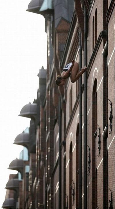 На улицах Гамбурга спортсмены прыгали в бездну