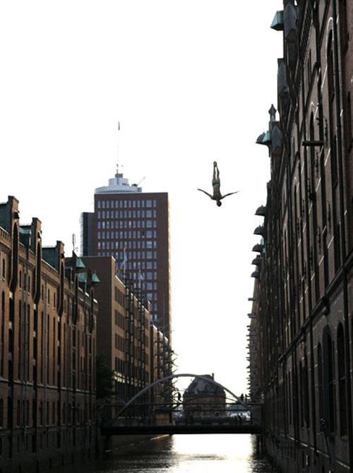На улицах Гамбурга спортсмены прыгали в бездну