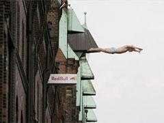 На улицах Гамбурга спортсмены прыгали в бездну