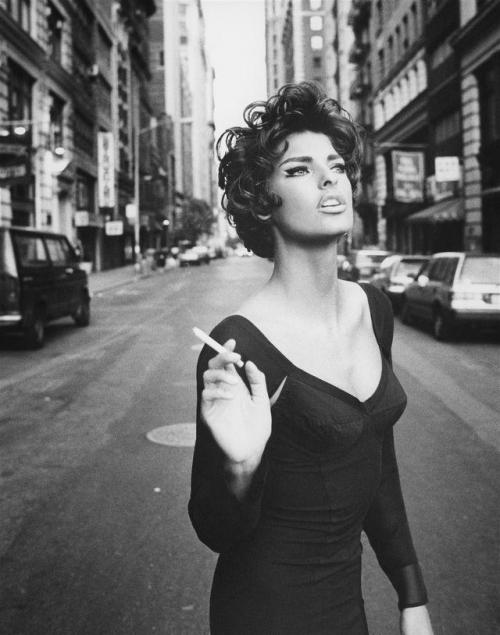 «Секс помогает продавать»: 20 скандальных работ Хельмута Ньютона