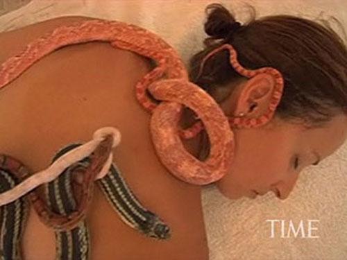 В Израиле практикуют массаж со змеями