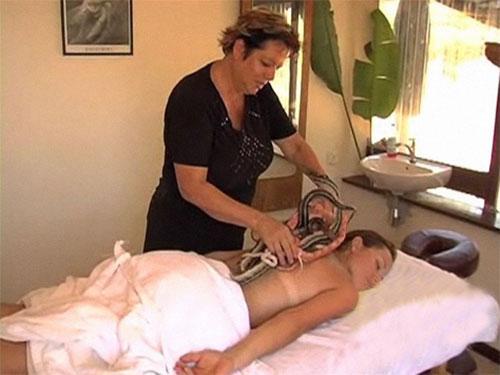 В Израиле практикуют массаж со змеями