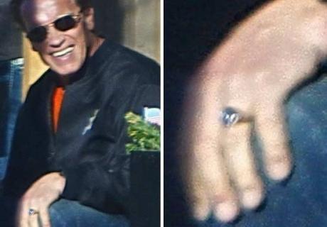 Арнольд Шварценеггер всячески пытается сохранить брак и раскаивается в измене. Не так давно, агентство TMZ опубликовало фотографию, где можно увидеть обручальное кольцо на безымянном пальце Шварценеггера.
Мария Шрайвер же, как очень религиозная католичка, не уверена в своем решении из-за того, что Римско-католическая церковь очень ревностно относится к вопросам нерушимости брака.