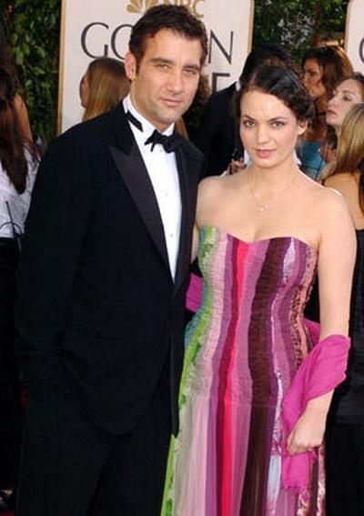 Сара-Джейн Фентон - не очень известная английская актриса. Их знакомство произошло при весьма романтических обстоятельствах: в театре «Янг Вик» Оуэн исполнял в постановке трагедии Шекспира роль Ромео, Сара-Джейн играла Джульетту.
6 марта 1995 влюбленные признались друг другу в вечной любви и верности. Ради любимого Сара решительно оставила профессию и целиком посвятила себя семье, в которой вскоре появились две дочери.