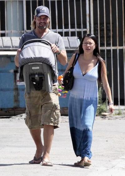 9 апреля 2009 года у Джоша и Йессики родилась девочка Ява Кумала Холлоуэй. С тех пор Джош старается по возможности больше времени проводить с дочкой, в возрасте полгодика уже пытается научить ее буквам. Одним словом, Джош Холлоуэй служит примером образцового отца семейства.
По материалам Woman.ru, Сплетник