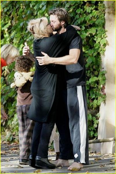 «Не скрою, разница в возрасте имеет значение. Однако Хью всегда был гораздо более зрелым, чем я, поэтому мы уравновешиваем друг друга. Ну, конечно, у меня больше жизненного опыта и... лишнего веса. … Для меня мой муж – самый сексуальный мужчина на свете. И пусть в нашей жизни существует серьезный изъян – толпы поклонников и папарацци нас преследуют повсюду, я ни разу не пожалела о том, что вышла замуж за Хью», - признается Дебора-Ли Фернесс.