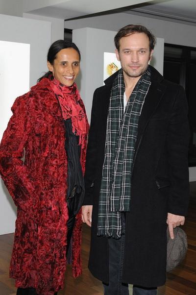 Актер Венсан Перес. Женат на модели Карин СиллаПосле «Распутника» и «Фанфана-тюльпана» за французским актером закрепилась слава неисправимого донжуана и страстного любовника. Однако в обычной жизни Венсан – примерный семьянин и любящий муж. Уже много лет во всем мире для него существует лишь одна женщина – супруга Карин, с которой он воспитывает четверых детей.