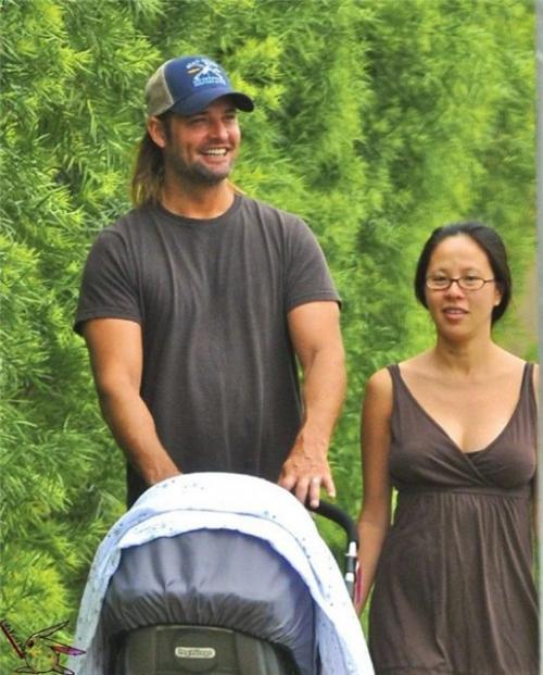 Джош не лукавит и не скромничает ложно по поводу своей привлекательности и успеха у женщин: «Да, я нравлюсь женщинам, и мне они нравятся, было бы глупо это не признать. Но моя жена верит мне и знает, что я никогда не позволю себе ничего больше, чем легкий флирт и обычное дурачество».
«Ведь одно из обязательных условий комфортной и счастливой жизни, это иметь близкого человека, который тебя понимает и принимает таким, какой ты есть, человека, с которым можно делиться всем. У меня такой человек - моя жена Йессика, которой я очень дорожу», - говорит актер.