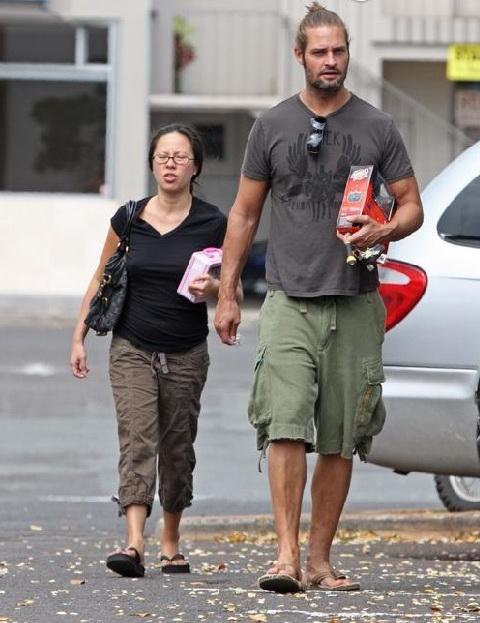 Актер Джош Холлоуэй. Женат на модели Йессике Кумала Сколько бы не мечтали фанатки сериала "Остаться в живых", исполнитель этой роли уже 10 лет счастилив в браке с уроженкой Индонезии Йессикой Кумалой.