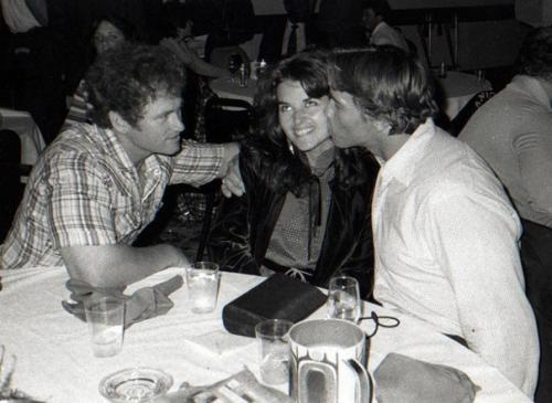 О романах "Мистер "Олимпия" ходили легенды, пока однажды на теннисном корте ему не приглянулась незнакомка с копной темно-каштановых волос, массивными скулами и мужским характером. «Мария стала моей самой горячей поклонницей, – вспоминает Арнольд. – На первенствах культуристов она кричала громче всех в зале: «Арнольд!», и никто не мог ее перекричать».