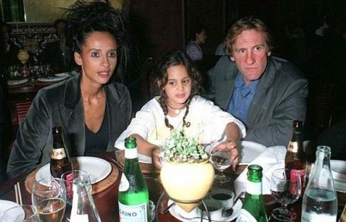 За любовь к девушке с экзотической внешностью, в жилах которой течет французская и сенегальская кровь, Венсану пришлось серьезно побороться. Когда-то давным давно она решительно вернула ему обручальное кольцо, чтобы выйти замуж за … его лучшего друга Жерара Депардье.