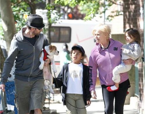 В течение пяти лет, с 2000 по 2004 год, актер попадал в список 50 самых красивых людей мира журнала People. Но, к сожалению, такие гены пропадают зря: у четы Джекманов нет своих детей. Зато есть двое приемных. В мае 2000 года пара усыновила новорожденного ребенка — Оскара Максимилиана, а в 2005 году второго ребёнка — девочку Аву Элиот. В интервью Хью называет жену «лучшей мамой в мире».