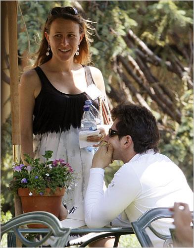 Анна в 1996 году закончила Йельский университет со специализацией в биологии и основала компанию 23andMe. В конце декабря 2008 года у Сергея и Анны родился сын Бенджи, а в конце 2011 года - дочь.