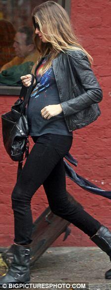 Жизель Бундхен показала животик