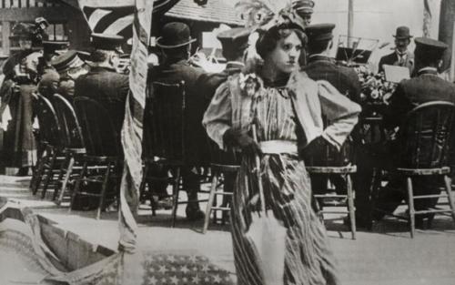 Актеры, перевоплотившиеся для женских ролей