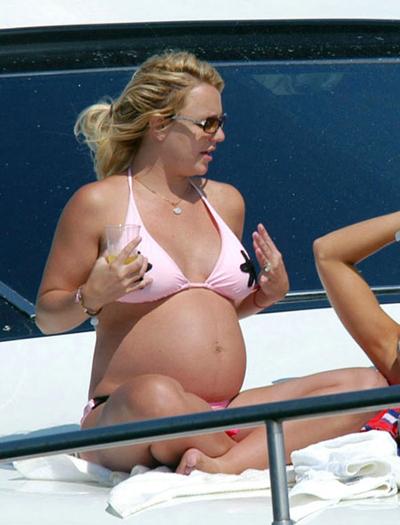 Беременные звезды не стесняются демонстрировать себя на пляже