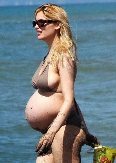 Беременные звезды не стесняются демонстрировать себя на пляже