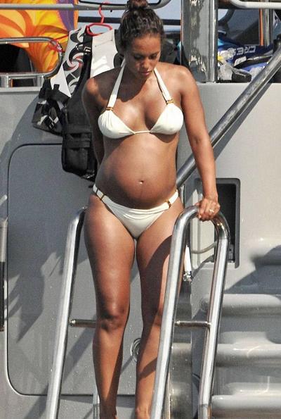 Беременные звезды не стесняются демонстрировать себя на пляже