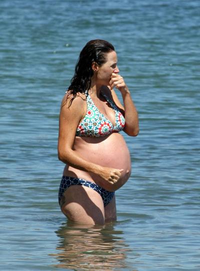 Беременные звезды не стесняются демонстрировать себя на пляже