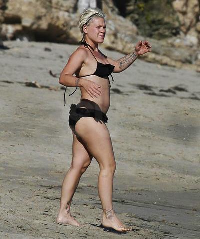 Беременные звезды не стесняются демонстрировать себя на пляже