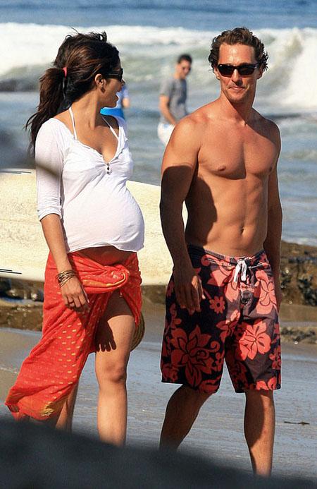 Беременные звезды не стесняются демонстрировать себя на пляже