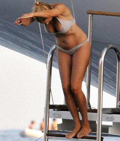 Беременные звезды не стесняются демонстрировать себя на пляже