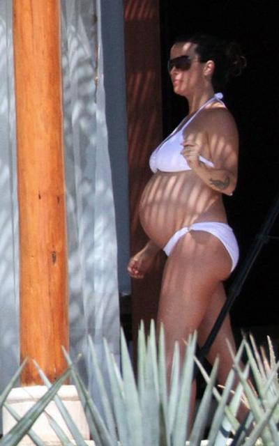 Беременные звезды не стесняются демонстрировать себя на пляже