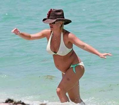 Беременные звезды не стесняются демонстрировать себя на пляже