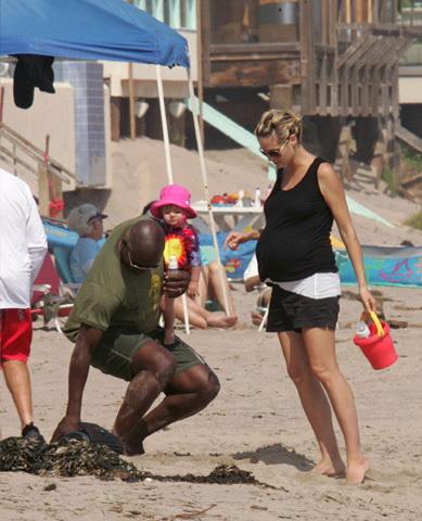 Беременные звезды не стесняются демонстрировать себя на пляже