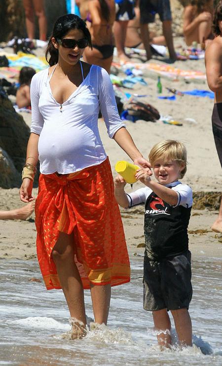 Беременные звезды не стесняются демонстрировать себя на пляже