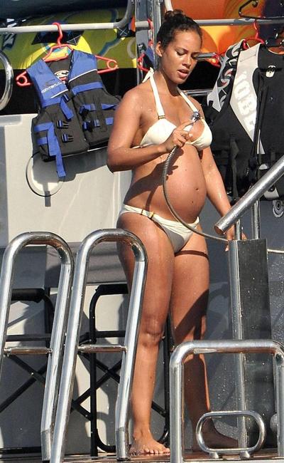 Беременные звезды не стесняются демонстрировать себя на пляже