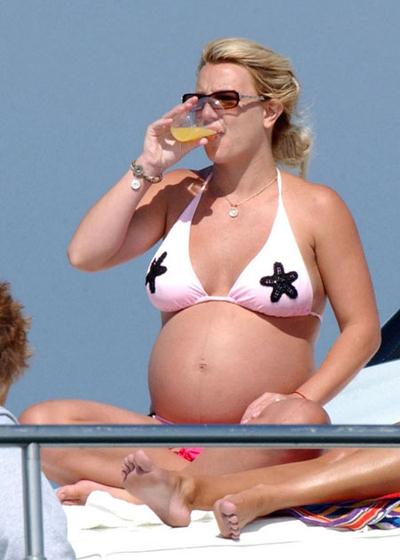 Беременные звезды не стесняются демонстрировать себя на пляже