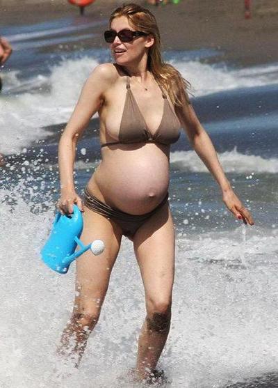 Беременные звезды не стесняются демонстрировать себя на пляже