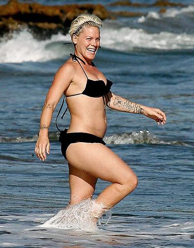 Беременные звезды не стесняются демонстрировать себя на пляже