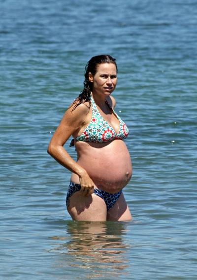 Беременные звезды не стесняются демонстрировать себя на пляже