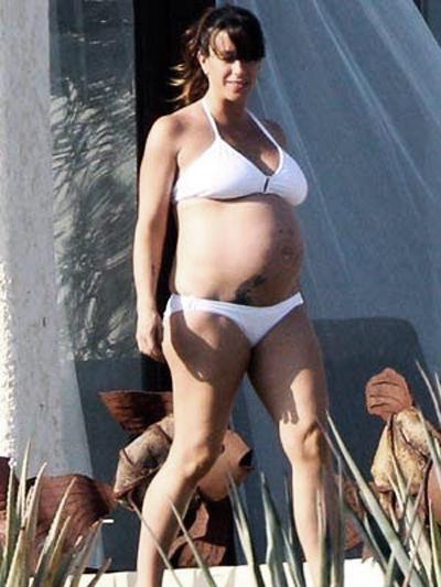 Беременные звезды не стесняются демонстрировать себя на пляже