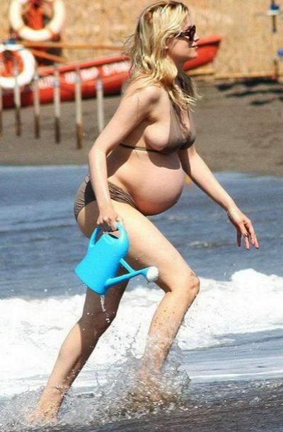 Беременные звезды не стесняются демонстрировать себя на пляже