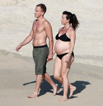 Беременные звезды не стесняются демонстрировать себя на пляже