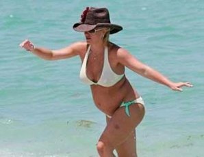 Беременные звезды не стесняются демонстрировать себя на пляже