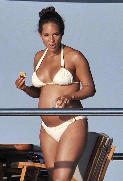 Беременные звезды не стесняются демонстрировать себя на пляже