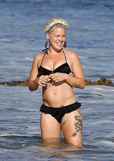 Беременные звезды не стесняются демонстрировать себя на пляже