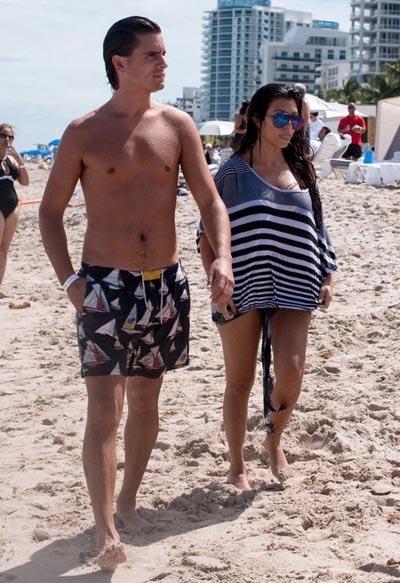 Беременные звезды не стесняются демонстрировать себя на пляже