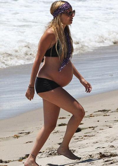 Беременные звезды не стесняются демонстрировать себя на пляже