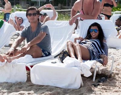 Беременные звезды не стесняются демонстрировать себя на пляже