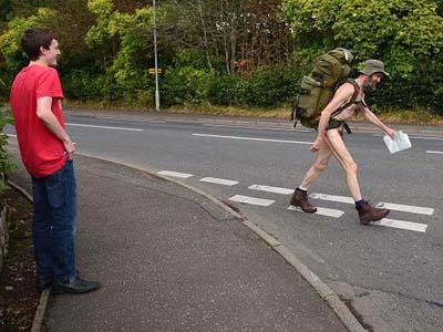 Голый странник путешествует по миру