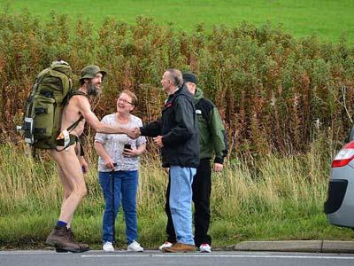 Голый странник путешествует по миру